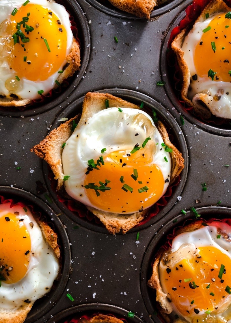 La mayoría de las personas en estado saludable pueden comer un huevo diario, sin embaro personas con padecimientos como colesteros deberían reducir la cantidad.