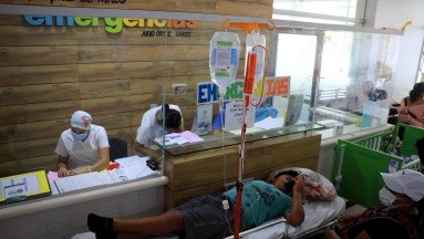 Hospitales abarrotados por dengue en Bolivia y la muerte de pacientes al no ser atendidos oportunamente