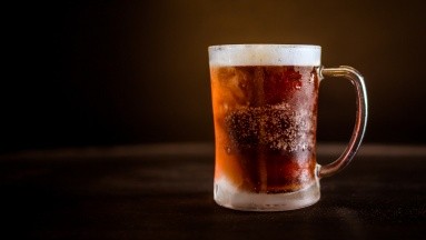 Estudio revela cómo consumir alcohol excesivamente inflama mucho más el cerebro