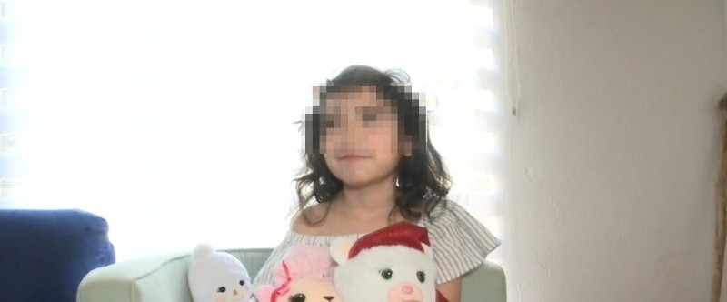  La niña tenía solo 6 años cuando su madre detectó un bulto en su pecho izquierdo. Foto: Captura video EFE