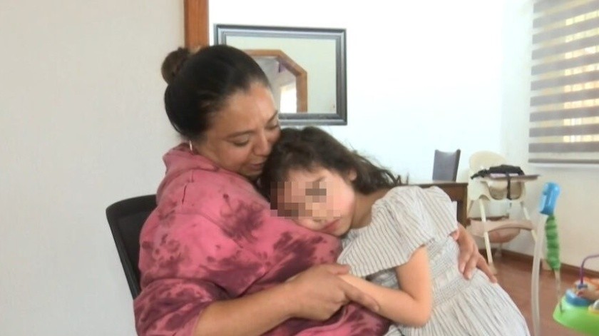 A la niña chilena de 7 años le extirparon todo el seno izquierdo y su familia teme que el cáncer puede desarrollarse en la otra mama.(Video EFE)