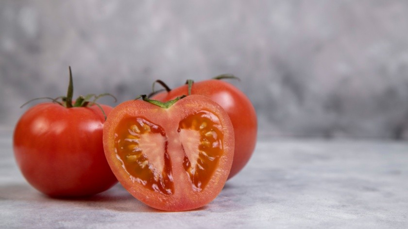 Los tomates son buena fuente de fibra y otros nutrientes.(Freepik)