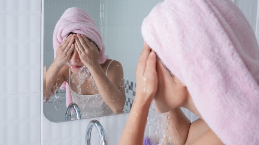 Lavarse la cara o el cabello con detergente Roma puede tener efectos secundarios.(Freepik)