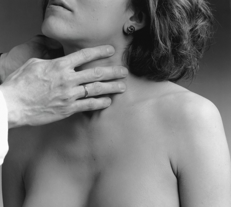  Las mujeres son más propensas que los hombres a sufrir la enfermedad de la tiroides. Una de cada ocho mujeres desarrolla problemas en la tiroides a lo largo de su vida.