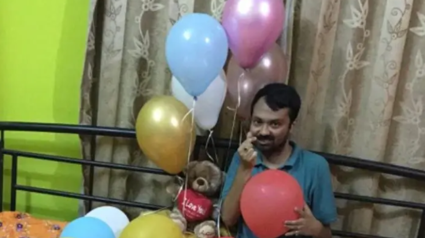 Un hombre de la India revela estar enamorado de esus globos(JAM PRESS)