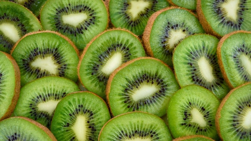 Aunque no lo creas puedes comer un kiwi como comerías una manzana, debido a que la piel del kiwi es comestible.(pexels)