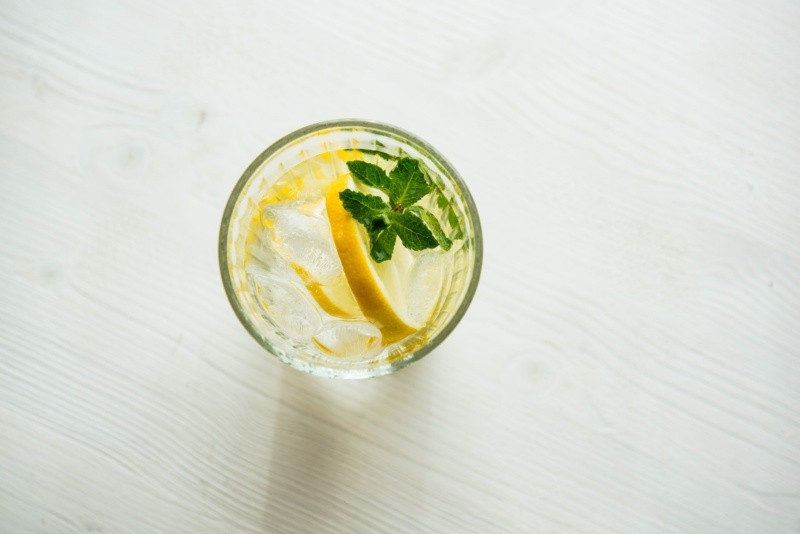 Además de funcionar como un detox para tu cuerpo, el limón diluido en un vaso de agua puede funcionar para ayudarte a bajar de peso. FOTO: PEXELS