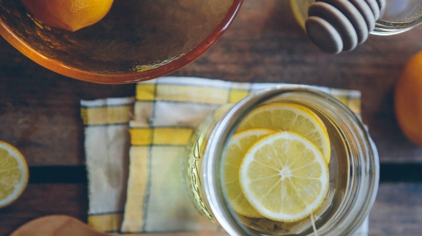 El limón sirve como una forma natural de desintoxicar tu cuerpo.(UNSPLASH)