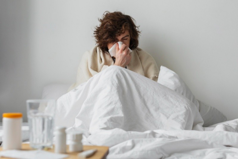 La gripe es una enfermedad que se transmite de persona a persona y puede causar casos graves. Foto: Freepik