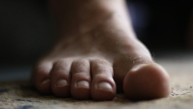 Mujer perdió el dedo del pie tras un tratamiento de pedicure realizado en un salón de uñas