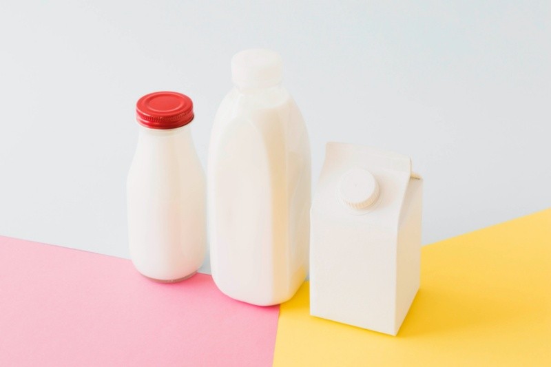  En algunos hogares es común reutilizar envases de alimentos, como el yogurt. Foto: Freepik