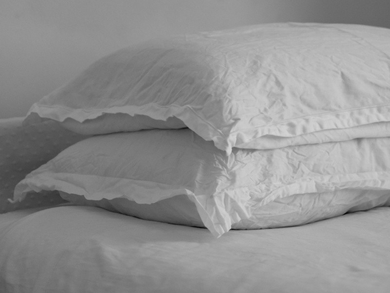  La Profeco destacó que una almohada es muy importante para el descanso adecuado y analizó diferentes modelos que se encuentran en el mercado mexicano. Foto: Freepik-Ilustrativa