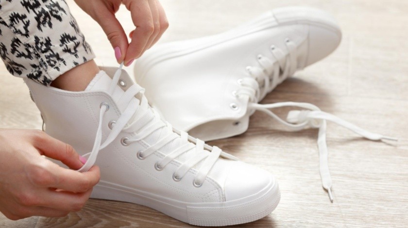 Estudios han encontrado gran cantidad de bacterias en las suelas de los zapatos.(Freepik)
