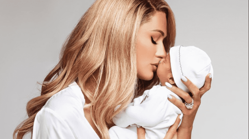 Paris Hilton mostró mediante redes sociales las primeras imagenes de su bebé.(Instagram)