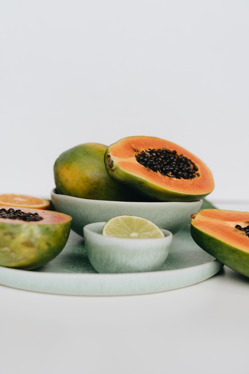  La papaya y el limón están dentro de la lista de las frutas que podrían ayudarte a bajar de peso: FOTO PEXELS