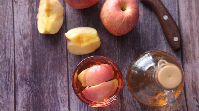 El vinagre de sidra de manzana se usa popularmente en aderezos para ensaladas y para cocinar.(PEXELS)