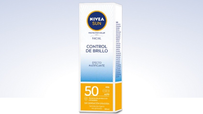 El protector solar Nivea Sun control de brillo tiene FPS 50(Nivea.)