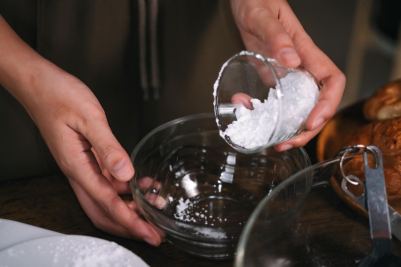  El bicarbonato de sodio se puede usar para cuestiones de salud o en el hogar. Foto: Freepik