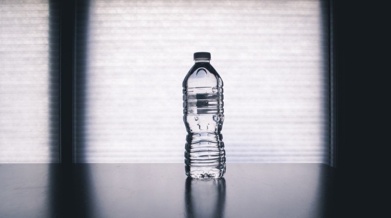 Una botella de agua expuesta al calor podría afectar la salud. Archivo GH. 