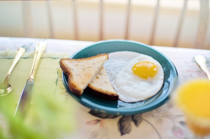 Las especialistas mencionan que el pan puede formar parte de una comida equilibrada si le añades grasas y proteínas: FOTO PEXELS 