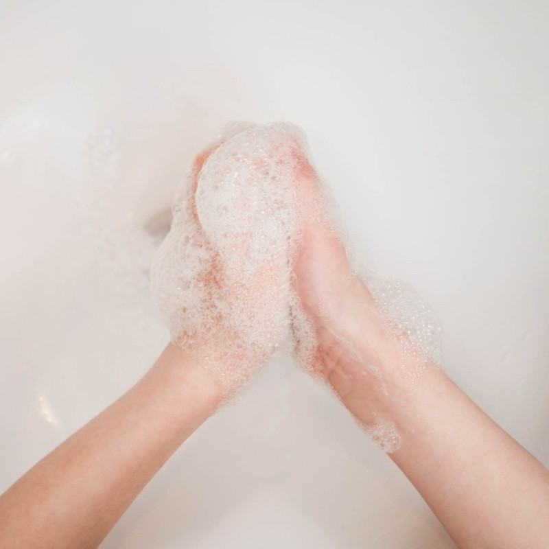  El jabón en polvo, como el detergente Roma, es uno de los productos que se utiliza para sacar manchas de la ropa. Foto: Freepik