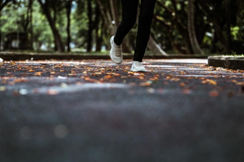  Expertos de Mayo Clinic advierten que podrían perder peso caminado, según la duración y la intensidad de tus caminatas y la composición de tu dieta. FOTO: PEXELS