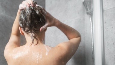 Lavarse el cabello todos los días, ¿es bueno o malo para tu salud capilar?