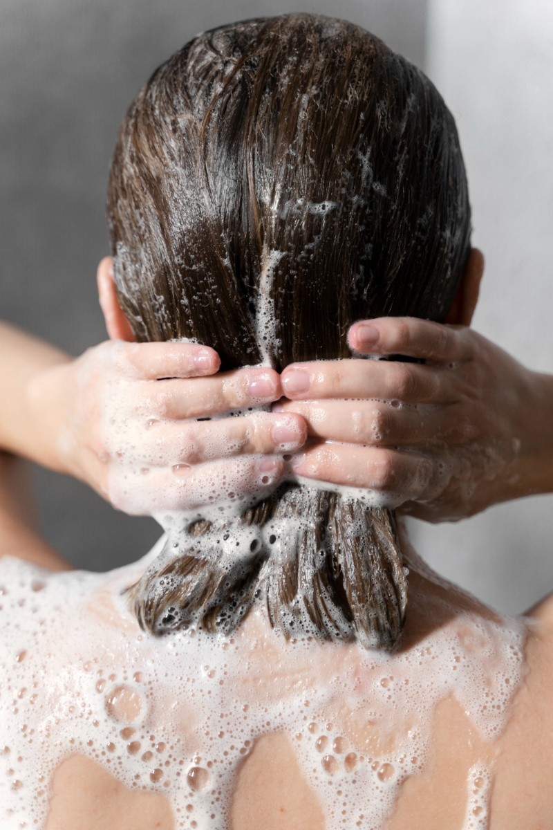  Lavarse el cabello todos los días podría no ser necesario para todos las personas. Foto: Freepik