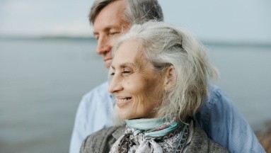 Abuelitos que socializan más podría tener una vida más larga, según estudio