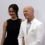Esposa de Bruce Willis pide a periodistas que no griten al actor y respeten su espacio