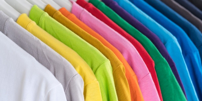La ropa de color requiere de ciertos cuidados para que no se destiña. Foto: Archivo 