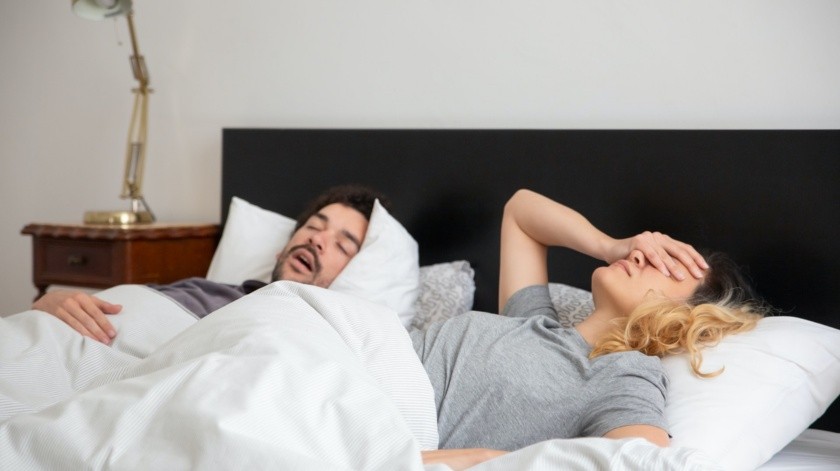 Las personas que mantienen a sus parejas despiertas debido a los ronquidos pueden intenrar con estos métodos fáciles y económicos.(PEXELS)