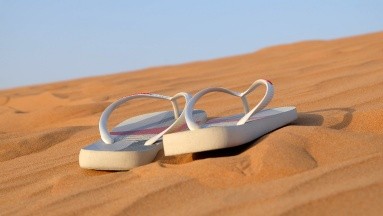 Los peligros de usar sandalias planas con frecuencia