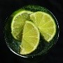 Especialista explica los 5 beneficios de beber agua con limón por las mañanas
