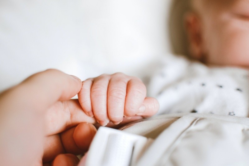  Si tu bebé nace por cesárea, se recomienda llevar el doble de prendas, ya que es posible que tengas que pasar más días en el hospital. FOTO: PEXELS
