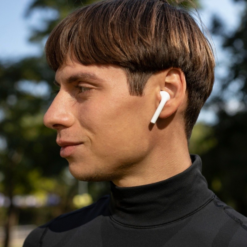 Los audífonos inalámbricos permiten escuchar el sonido sin la necesidad de conectarse por un cable. Foto: Freepik 