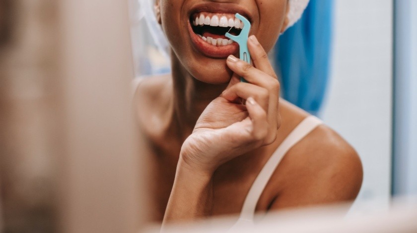 El hilo dental ayuda a eliminar restos de comida que el cepillo le cuesta.(Pexels.)