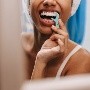 Dentista explica cómo un hilo dental de mala calidad puede separar los dientes