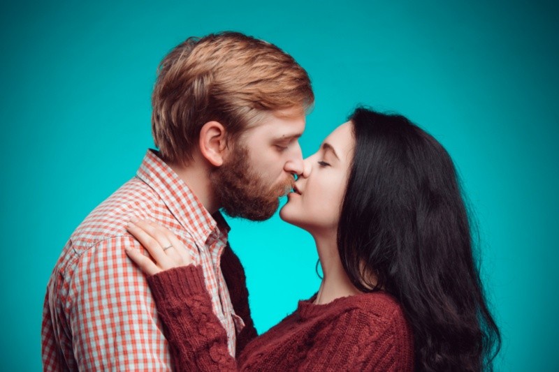  Los besos son una expresión de amor, pero también pueden ser un riesgo para la salud. Foto: Freepik