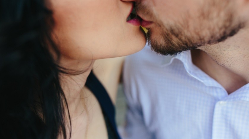 Una pareja puede intercambiar una gran cantidad de bacterias durante un beso.(Freepik)
