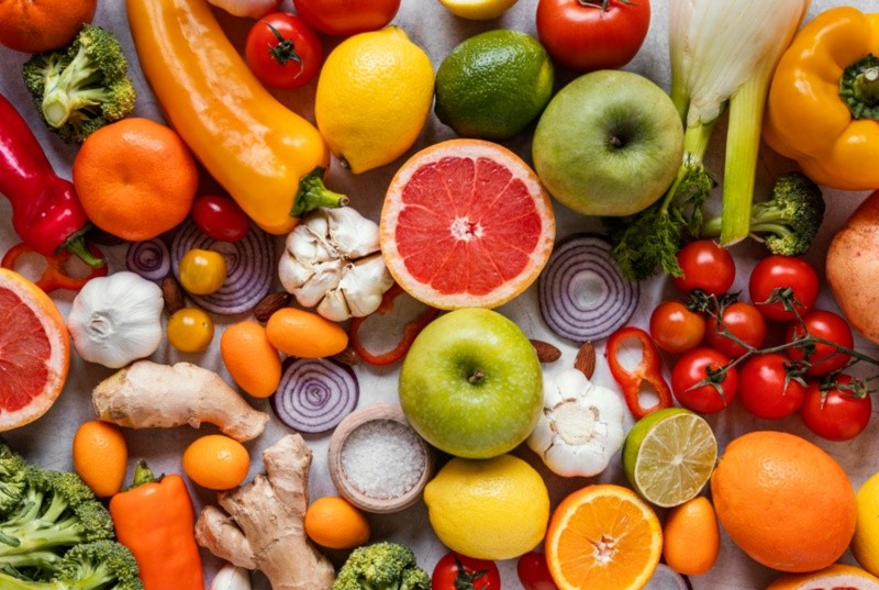  Las frutas y verduras de temporada ayudan a comer más saludable al mismo tiempo que se cuida la economía del hogar. Foto: Freepik