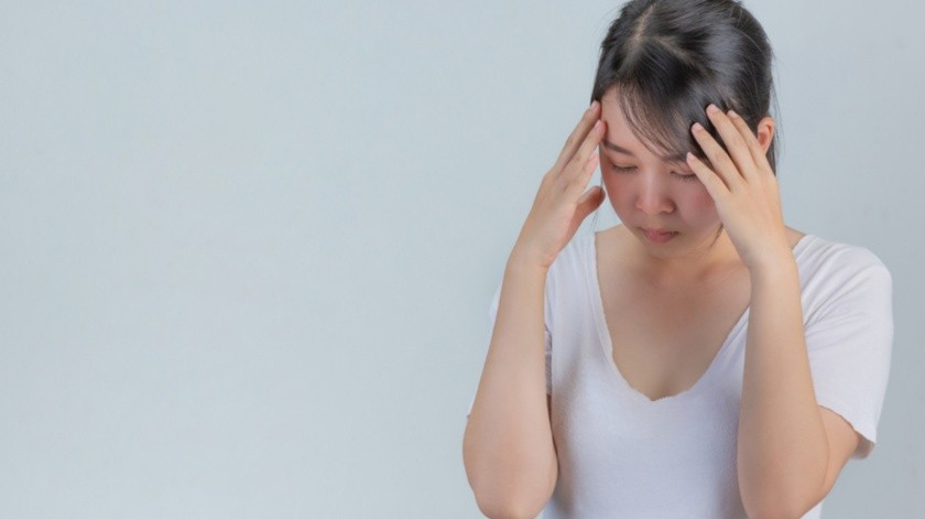 Las mujeres pueden experimentar algunos síntomas diferentes a los hombres ante un derrame cerebral.(Freepik)