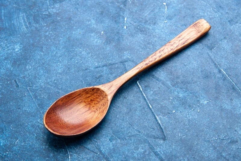 Los utensilios de madera suelen ser muy utilizados en las cocinas domésticas, pero pueden albergar bacterias. Foto: Freepik 