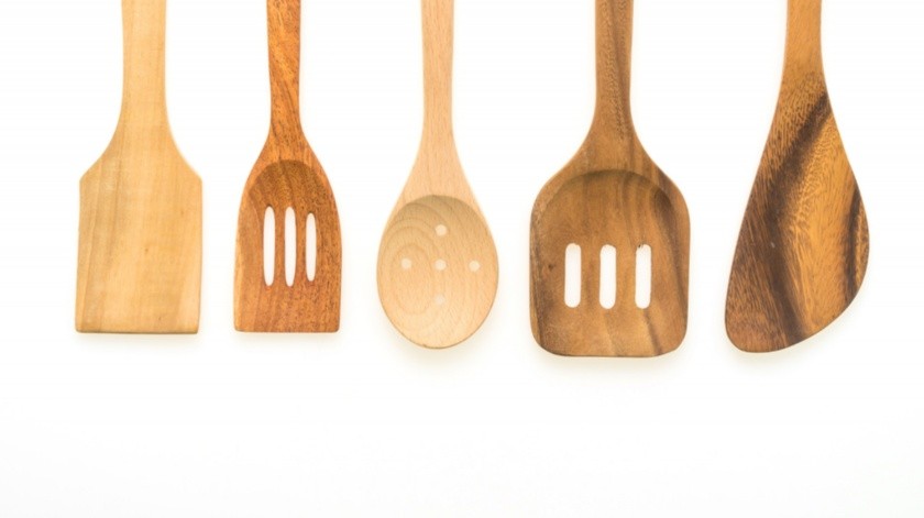 Las cucharas y espátulas de madera deben limpiarse y manipularse adecuadamente.(Freepik)