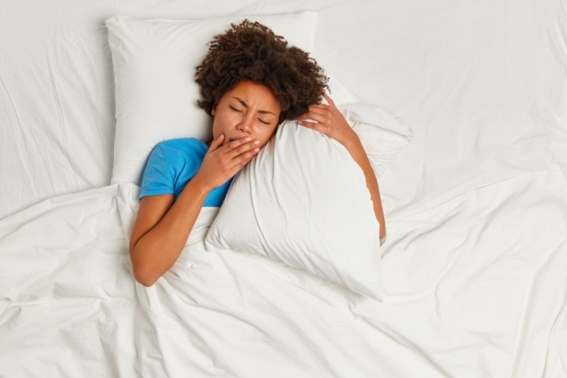 Dormir poco o mal se ha relacionado con problemas de salud física y mental. Foto: Freepik 
