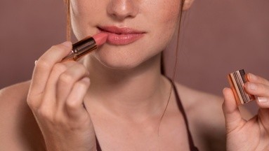 ¿Cómo elegir un labial nude según tu tono de piel? Prueba este sencillo truco