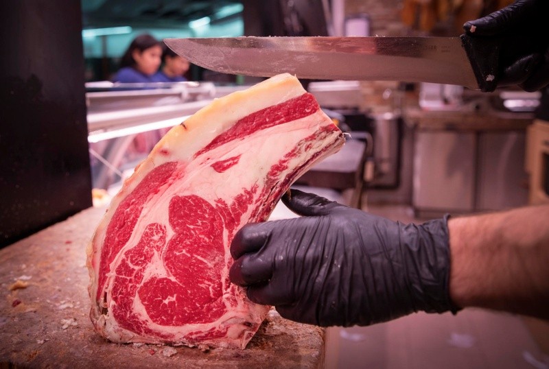 Los resultados de un estudio sugirieron disminuir el consumo de carne roja a una porción máxima cada 15 días. Foto: EFE
