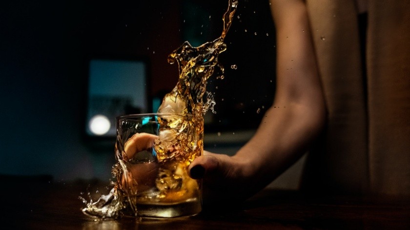El consumo de alcohol puede empeorar los síntomas, como la fatiga, los cambios de humor y el estado emocional.(PEXELS)