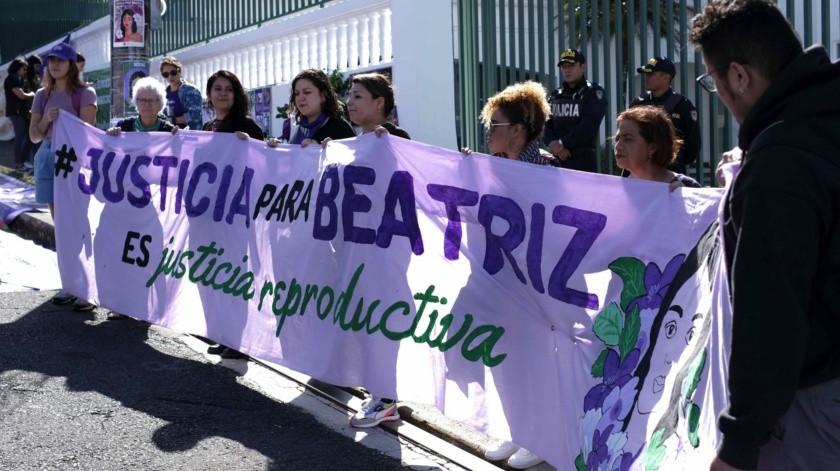 La familia de Beatriz y colectivos feministas piden justicia para la madre salvadoreña que solo quería vivir y cuidar a su otro hijo.(EFE)