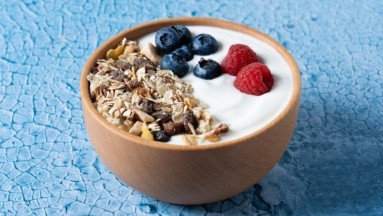 Tazón de arándanos y yogurt para aprovechar esta fruta que ayuda contra la hipertensión
